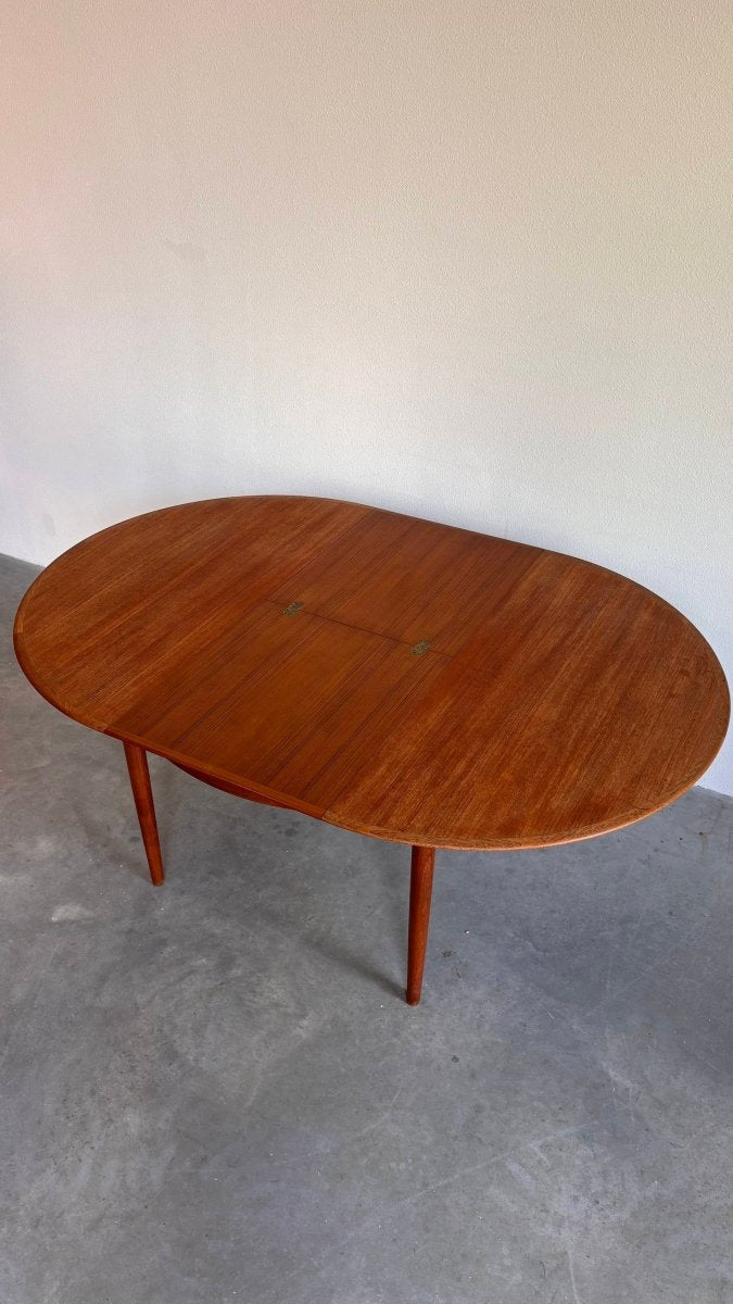 
                  
                    Vintage eettafel rond uitschuifbaar - LOUI.STORE
                  
                