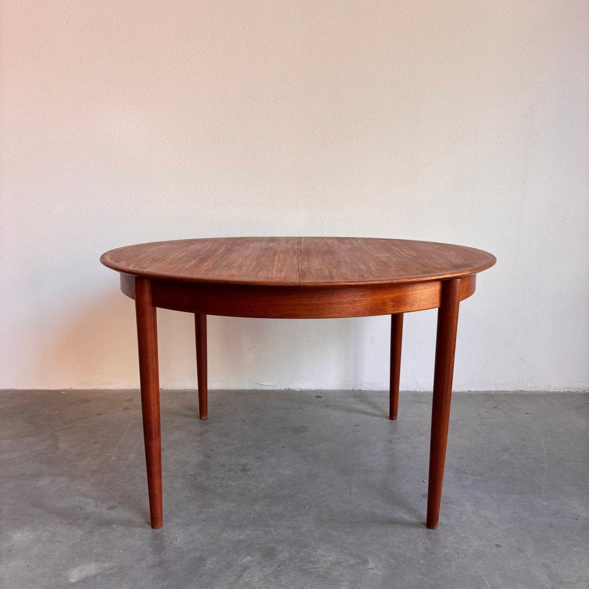 
                  
                    Vintage eettafel rond uitschuifbaar - LOUI.STORE
                  
                