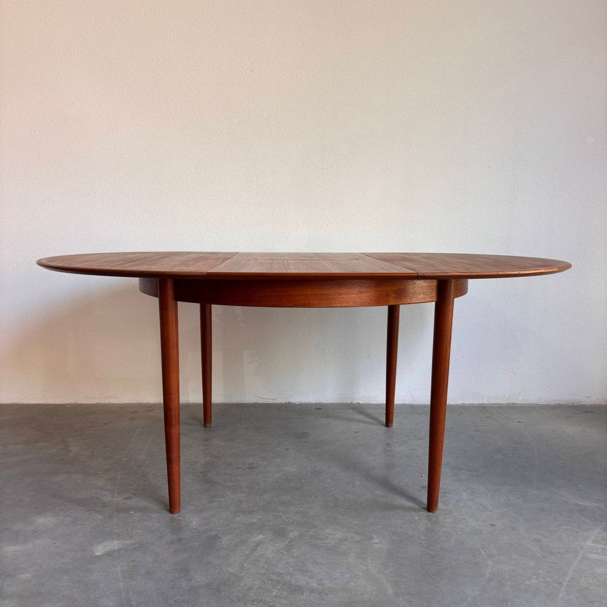 
                  
                    Vintage eettafel rond uitschuifbaar - LOUI.STORE
                  
                