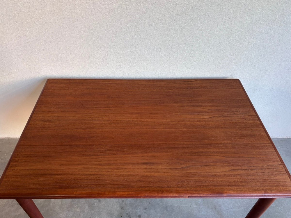 
                  
                    Vintage eettafel teak 140 - 242cm - LOUI.STORE
                  
                