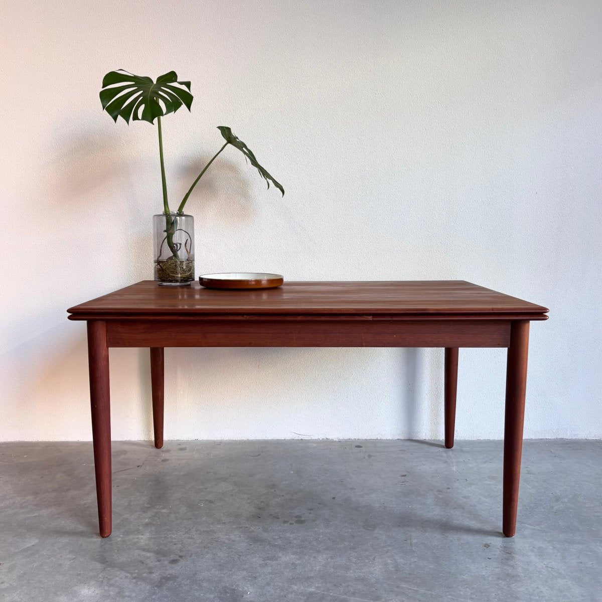 
                  
                    Vintage eettafel teak 140 - 242cm - LOUI.STORE
                  
                