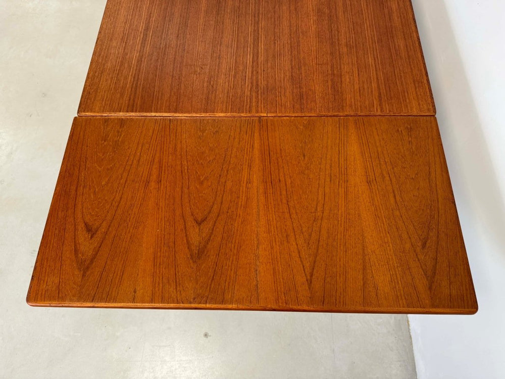 
                  
                    Vintage eettafel teak donkere poten - LOUI.STORE
                  
                