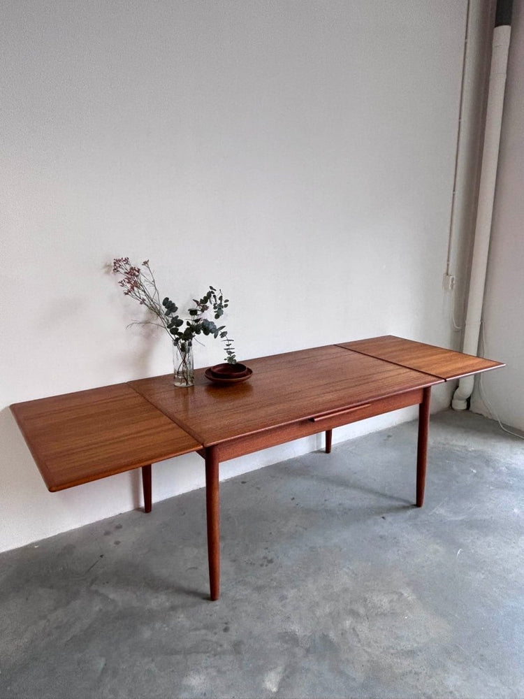 
                  
                    Vintage eettafel teak uitschuifbaar - LOUI.STORE
                  
                