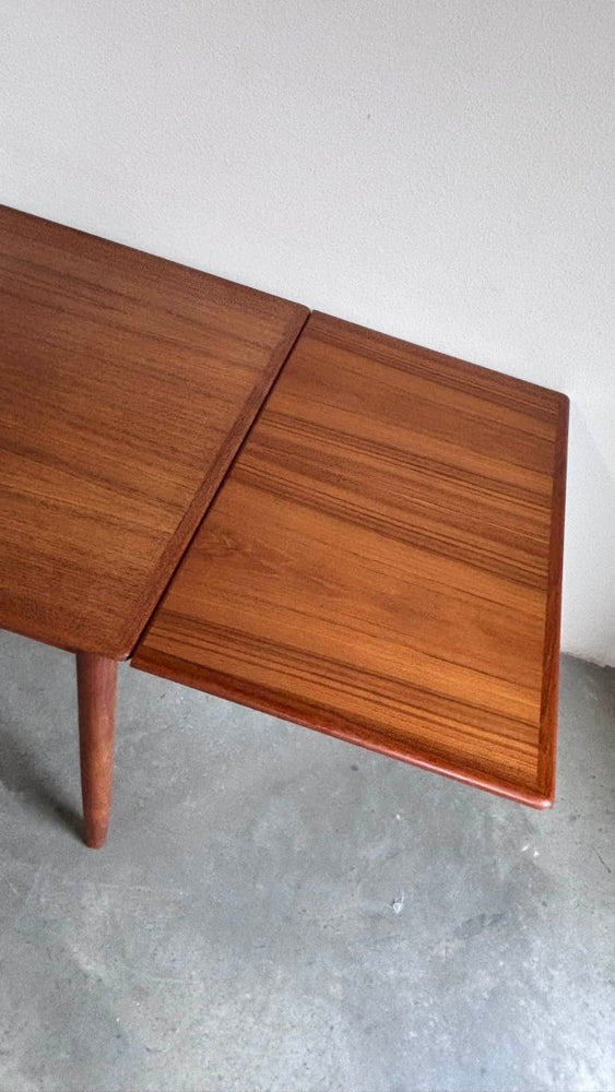 
                  
                    Vintage eettafel teak uitschuifbaar - LOUI.STORE
                  
                