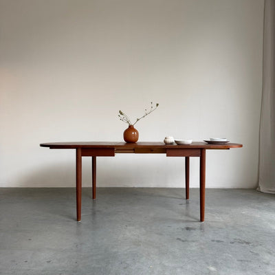 
                  
                    Vintage eettafel teak -uitschuifbaar tot ovaal (80-264cm) - LOUI
                  
                