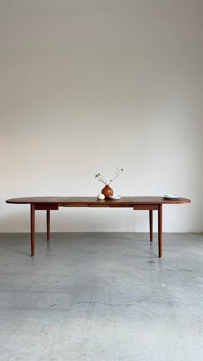 
                  
                    Vintage eettafel teak -uitschuifbaar tot ovaal (80-264cm) - LOUI
                  
                