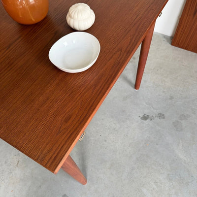
                  
                    Vintage eettafel teak -uitschuifbaar tot ovaal (80-264cm) - LOUI
                  
                