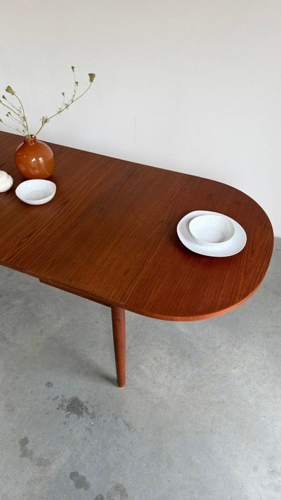 
                  
                    Vintage eettafel teak -uitschuifbaar tot ovaal (80-264cm) - LOUI
                  
                