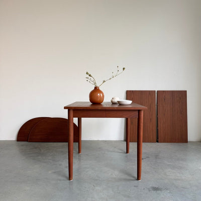 
                  
                    Vintage eettafel teak -uitschuifbaar tot ovaal (80-264cm) - LOUI
                  
                