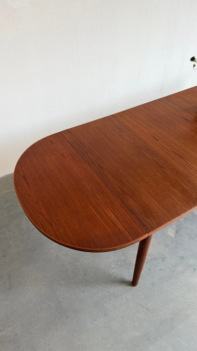 
                  
                    Vintage eettafel teak -uitschuifbaar tot ovaal (80-264cm) - LOUI
                  
                