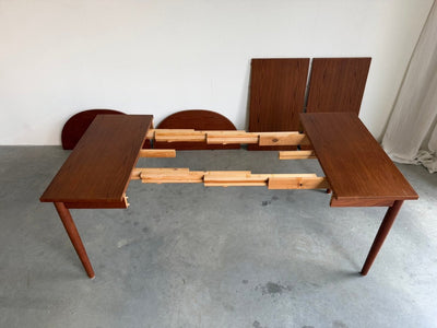 
                  
                    Vintage eettafel teak -uitschuifbaar tot ovaal (80-264cm) - LOUI
                  
                
