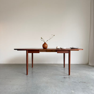 
                  
                    Vintage eettafel teak -uitschuifbaar tot ovaal (80-264cm) - LOUI
                  
                