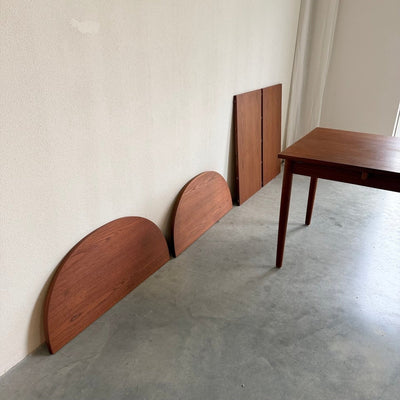 
                  
                    Vintage eettafel teak -uitschuifbaar tot ovaal (80-264cm) - LOUI
                  
                