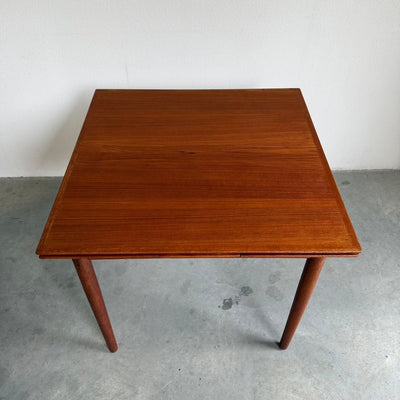 
                  
                    Vintage eettafel Verner-Pederson vierkant teak - LOUI
                  
                