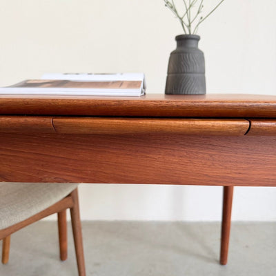 
                  
                    Vintage eettafel Verner-Pederson vierkant teak - LOUI
                  
                