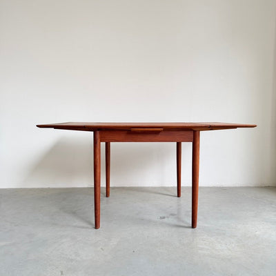
                  
                    Vintage eettafel Verner-Pederson vierkant teak - LOUI
                  
                
