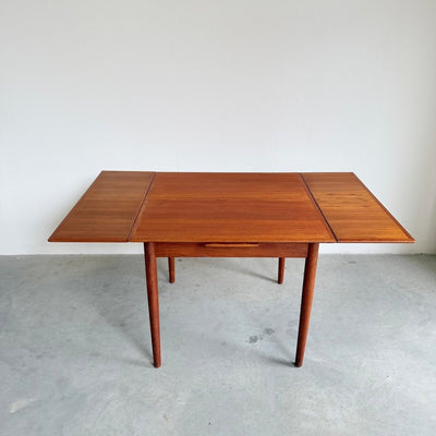 
                  
                    Vintage eettafel Verner-Pederson vierkant teak - LOUI
                  
                