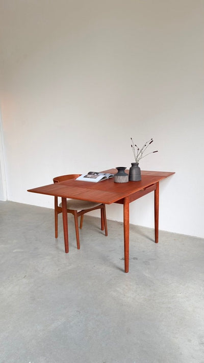 
                  
                    Vintage eettafel Verner-Pederson vierkant teak - LOUI
                  
                