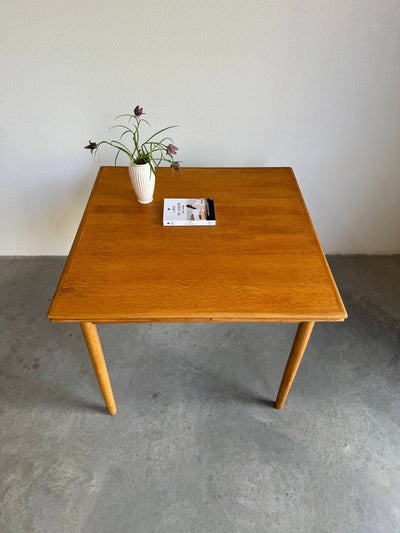 
                  
                    Vintage eettafel vierkant eiken - LOUI.STORE
                  
                