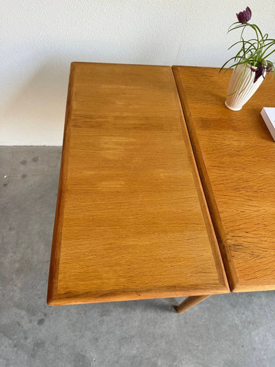 
                  
                    Vintage eettafel vierkant eiken - LOUI.STORE
                  
                