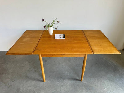 
                  
                    Vintage eettafel vierkant eiken - LOUI.STORE
                  
                