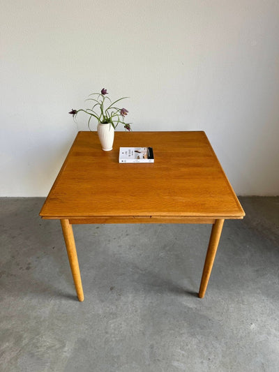 
                  
                    Vintage eettafel vierkant eiken - LOUI.STORE
                  
                