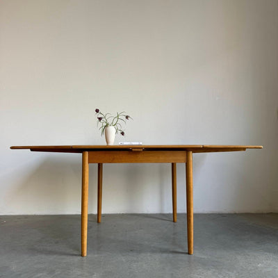 
                  
                    Vintage eettafel vierkant eiken - LOUI.STORE
                  
                