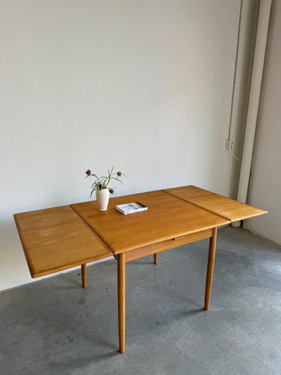 
                  
                    Vintage eettafel vierkant eiken - LOUI.STORE
                  
                