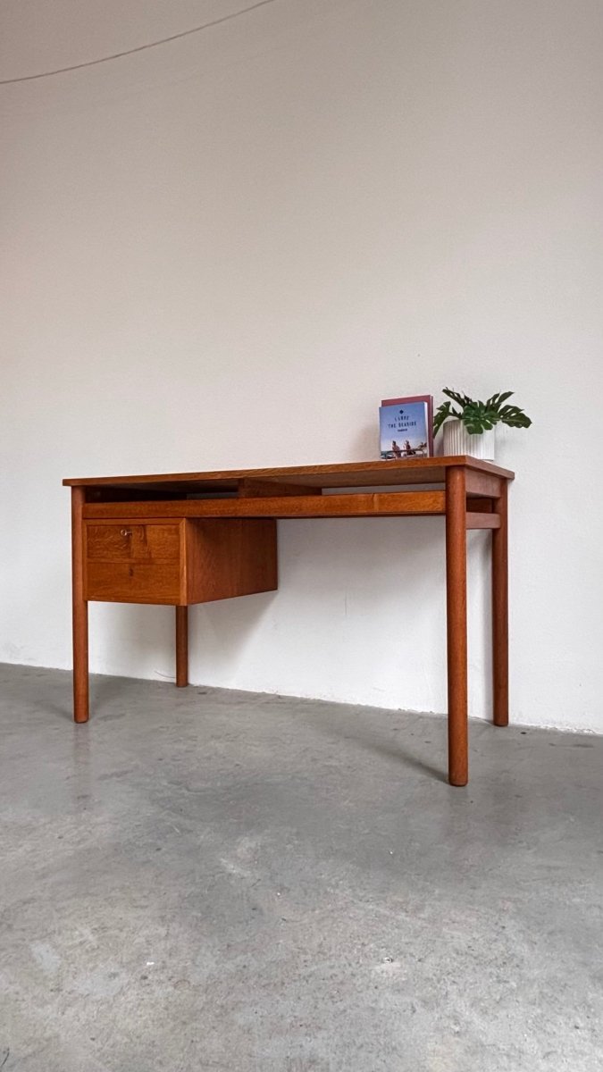 
                  
                    Vintage eiken bureau zwevend blad - LOUI.STORE
                  
                