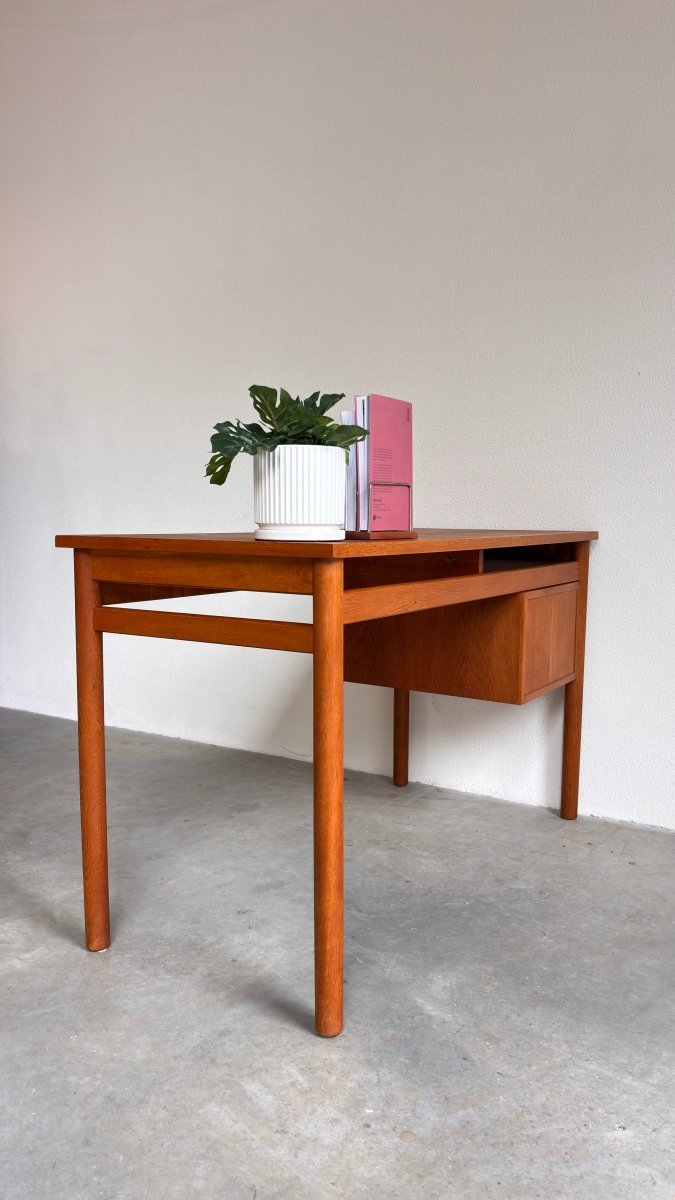 
                  
                    Vintage eiken bureau zwevend blad - LOUI.STORE
                  
                