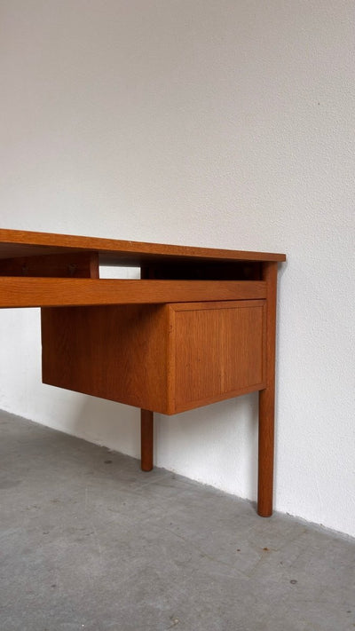 
                  
                    Vintage eiken bureau zwevend blad - LOUI.STORE
                  
                