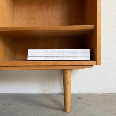 
                  
                    Vintage eiken Hundevad boekenkast met vinyl vakken - LOUI
                  
                