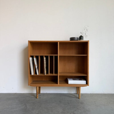 
                  
                    Vintage eiken Hundevad boekenkast met vinyl vakken - LOUI
                  
                