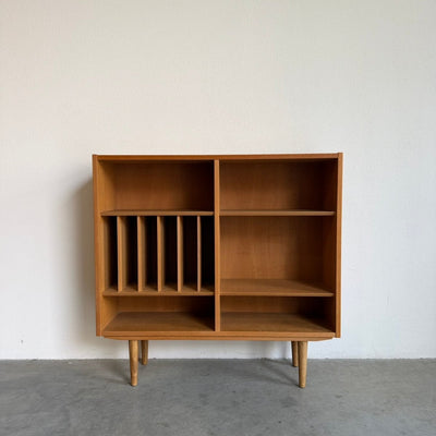 
                  
                    Vintage eiken Hundevad boekenkast met vinyl vakken - LOUI
                  
                
