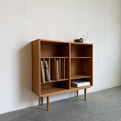 
                  
                    Vintage eiken Hundevad boekenkast met vinyl vakken - LOUI
                  
                