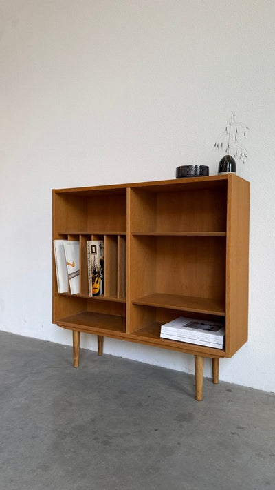 
                  
                    Vintage eiken Hundevad boekenkast met vinyl vakken - LOUI
                  
                