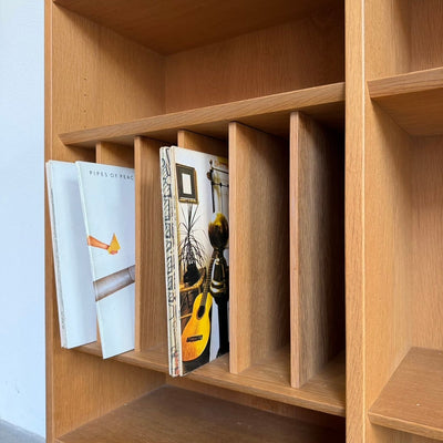 
                  
                    Vintage eiken Hundevad boekenkast met vinyl vakken - LOUI
                  
                