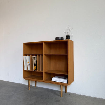 
                  
                    Vintage eiken Hundevad boekenkast met vinyl vakken - LOUI
                  
                