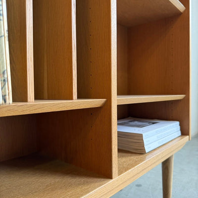 
                  
                    Vintage eiken Hundevad boekenkast met vinyl vakken - LOUI
                  
                