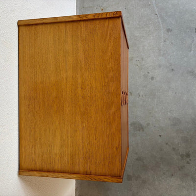 
                  
                    Vintage eiken ladekast 4* ronde knopjes - LOUI.STORE
                  
                