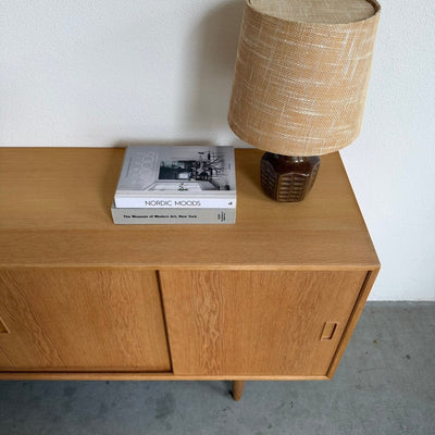 
                  
                    Vintage eiken lowboard schuifdeuren - LOUI
                  
                