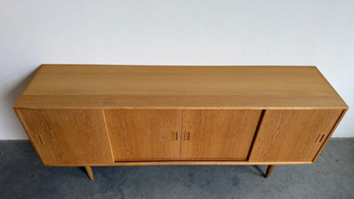 
                  
                    Vintage eiken lowboard schuifdeuren - LOUI
                  
                