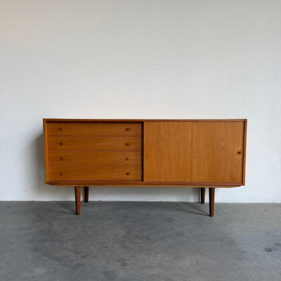 
                  
                    Vintage eiken sideboard Domino lades en schuifdeur - LOUI
                  
                