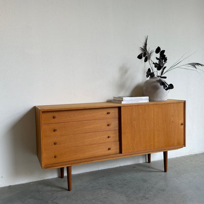 
                  
                    Vintage eiken sideboard Domino lades en schuifdeur - LOUI
                  
                