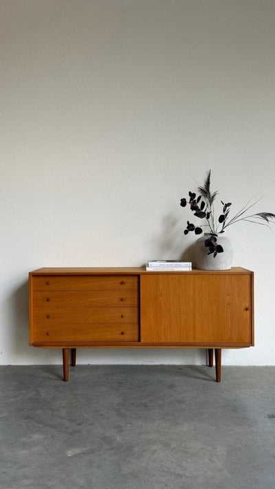 
                  
                    Vintage eiken sideboard Domino lades en schuifdeur - LOUI
                  
                