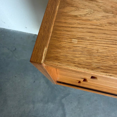
                  
                    Vintage eiken sideboard Domino lades en schuifdeur - LOUI
                  
                