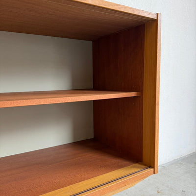 
                  
                    Vintage eiken sideboard Domino lades en schuifdeur - LOUI
                  
                