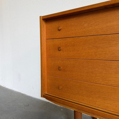 
                  
                    Vintage eiken sideboard Domino lades en schuifdeur - LOUI
                  
                