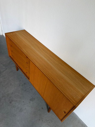 
                  
                    Vintage eiken sideboard Domino lades en schuifdeur - LOUI
                  
                