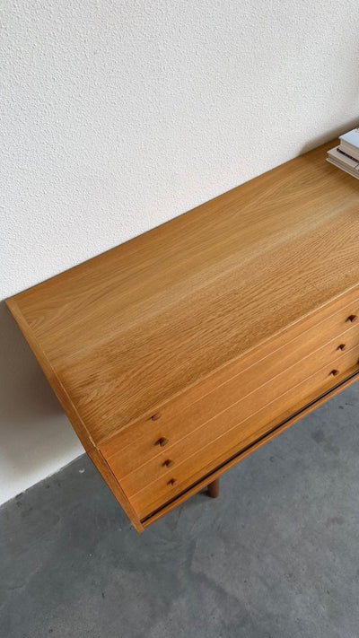 
                  
                    Vintage eiken sideboard Domino lades en schuifdeur - LOUI
                  
                